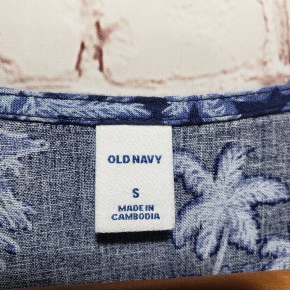 Old Navy Hawaiian Print top - Picture 2 of 5